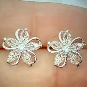 silver flower shaped stud earrings